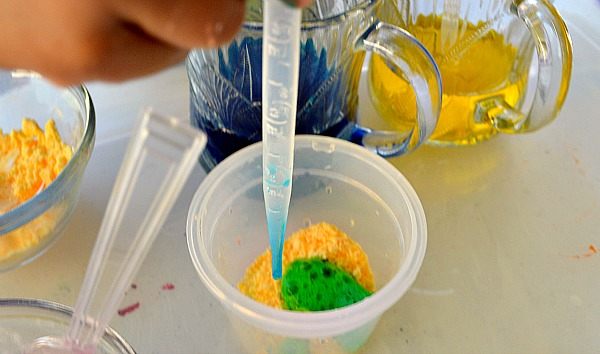 Science experiments for kids : Fizzing color mixing activity – Fun Littles