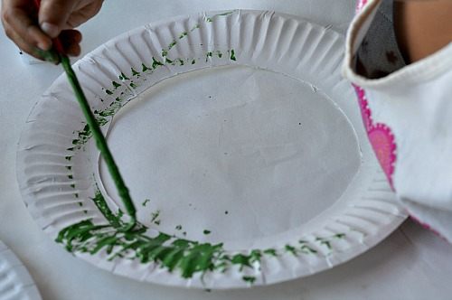 painting paper plate wreath for christmas