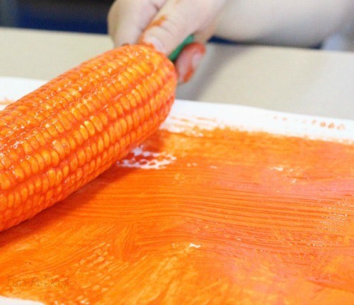 Corn-painting-for-a-preschool-farm-theme
