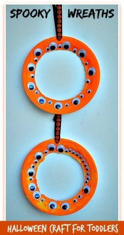 Toddler Halloween Craft making spookily simple wreaths