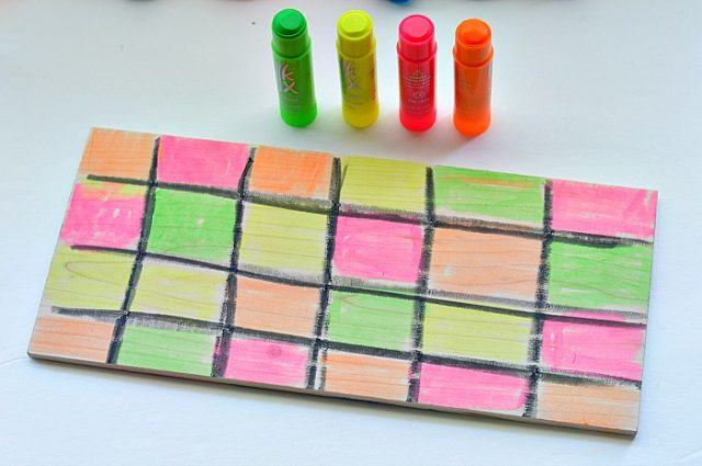wood-plank-coloring-with-paint-sticks